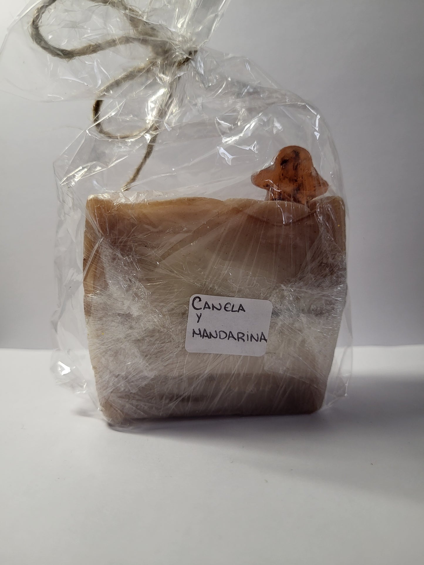 Jabón de canela y mandarina en forma de pastilla de jabón con galleta de jengibre